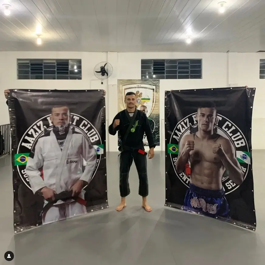 Mestre Paulinho Brincalhão, da AAZIZ Fight Club, de kimono e faixa preta no tatame